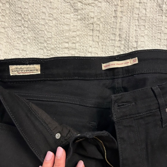 Women’s black cropped Levi jeans - Picture 2 of 4